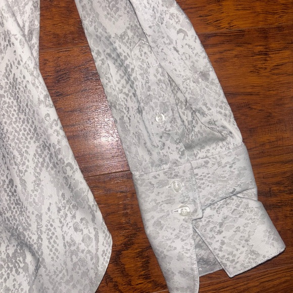 Chico's No Iron Coolmax All Seasons Stretch Gray Snakeskin Button-Down Blouse - Picture 2 of 5
